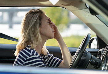 frau auto müde