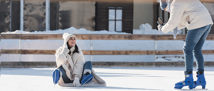 frau auf der eisbahn