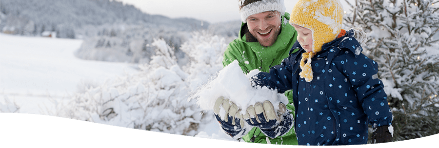 vater und sohn im schnee